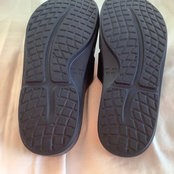 OOFOS OOahh Slide Sandals Lightweight Recovery,  Navy, Like New!   M9 W11 - Picture 2 of 3